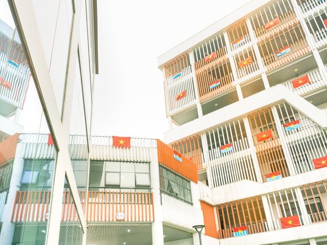 Một trường đại học ngập trong sắc cờ đỏ sao vàng khiến ai lướt qua cũng phải dừng chân: Quá xúc động và tự hào!- Ảnh 2. Một trường đại học ngập trong sắc cờ đỏ sao vàng khiến ai lướt qua cũng phải dừng chân: Quá xúc động và tự hào!- Ảnh 2.