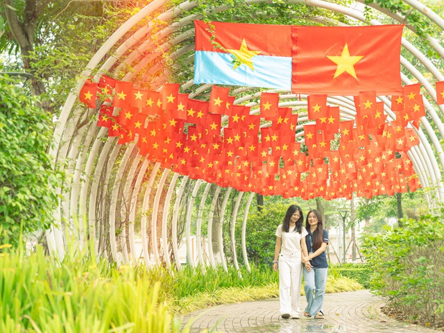 Một trường đại học ngập trong sắc cờ đỏ sao vàng khiến ai lướt qua cũng phải dừng chân: Quá xúc động và tự hào!- Ảnh 3. Một trường đại học ngập trong sắc cờ đỏ sao vàng khiến ai lướt qua cũng phải dừng chân: Quá xúc động và tự hào!- Ảnh 3.