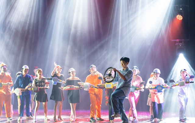 Đại vũ kịch "Sắc màu Tuổi thơ" khép lại sau 10 năm hoạt động, khiến khán giả tiếc nuối- Ảnh 2. Đại vũ kịch "Sắc màu Tuổi thơ" khép lại sau 10 năm hoạt động, khiến khán giả tiếc nuối- Ảnh 2.