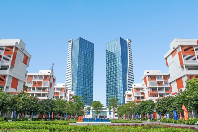 Một trường đại học ngập trong sắc cờ đỏ sao vàng khiến ai lướt qua cũng phải dừng chân: Quá xúc động và tự hào!- Ảnh 6. Một trường đại học ngập trong sắc cờ đỏ sao vàng khiến ai lướt qua cũng phải dừng chân: Quá xúc động và tự hào!- Ảnh 6.
