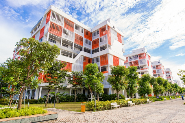 Một trường đại học ngập trong sắc cờ đỏ sao vàng khiến ai lướt qua cũng phải dừng chân: Quá xúc động và tự hào!- Ảnh 8. Một trường đại học ngập trong sắc cờ đỏ sao vàng khiến ai lướt qua cũng phải dừng chân: Quá xúc động và tự hào!- Ảnh 8.