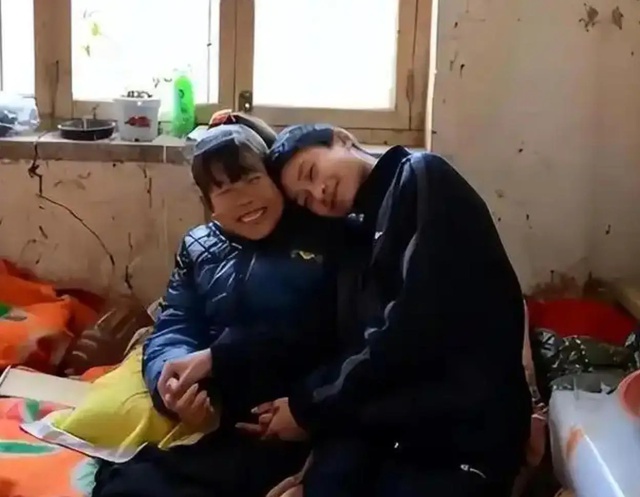 Sức mạnh của đói nghèo: Bà mẹ mù chữ, bại liệt nuôi dạy con trai trở thành sinh viên GIỎI NHẤT đại học Thanh Hoa – Đâu là bí quyết thành công của những đứa trẻ nghèo?- Ảnh 2. Sức mạnh của đói nghèo: Bà mẹ mù chữ, bại liệt nuôi dạy con trai trở thành sinh viên GIỎI NHẤT đại học Thanh Hoa – Đâu là bí quyết thành công của những đứa trẻ nghèo?- Ảnh 2.