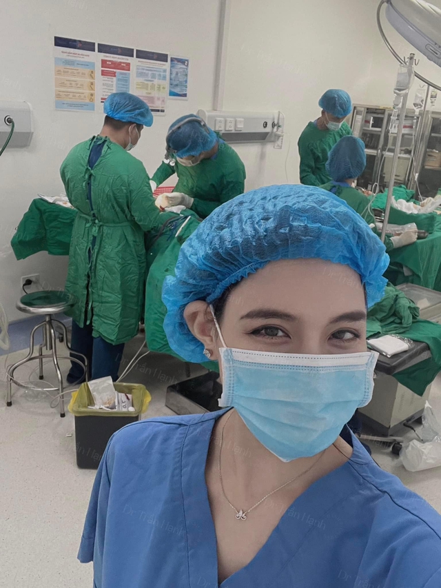 Trần Bích Hạnh - bạn gái Văn Thanh thu nhập tiền tỷ, lái Porsche, cuộc sống sang chảnh, làm nghề gì mà giàu thế?- Ảnh 3. Trần Bích Hạnh - bạn gái Văn Thanh thu nhập tiền tỷ, lái Porsche, cuộc sống sang chảnh, làm nghề gì mà giàu thế?- Ảnh 3.
