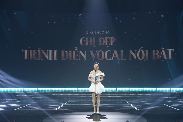 Vụ ồn ào đấu tố Chị đẹp: Lộ chuyện 1 sao nữ sai trang phục khiến ekip ngừng ghi hình, người trong cuộc nói gì?- Ảnh 2. Vụ ồn ào đấu tố Chị đẹp: Lộ chuyện 1 sao nữ sai trang phục khiến ekip ngừng ghi hình, người trong cuộc nói gì?- Ảnh 2.