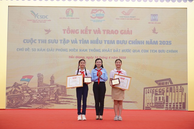 Đồng chí Nguyễn Phạm Duy Trang – Bí thư Ban chấp hành Trung ương Đoàn, Chủ tịch Hội đồng Đội Trung ương trao giải Đặc biệt của Cuộc hi88.com lừa đảo