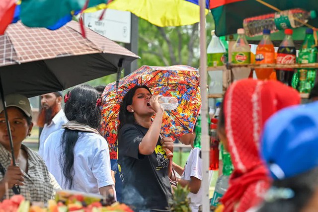 Mới tháng 4 nhưng nắng nóng đã vượt ngưỡng chịu đựng: Thai phụ mất con, công nhân ngất xỉu, mất điện kéo dài 16 tiếng mỗi ngày- Ảnh 2. Mới tháng 4 nhưng nắng nóng đã vượt ngưỡng chịu đựng: Thai phụ mất con, công nhân ngất xỉu, mất điện kéo dài 16 tiếng mỗi ngày- Ảnh 2.