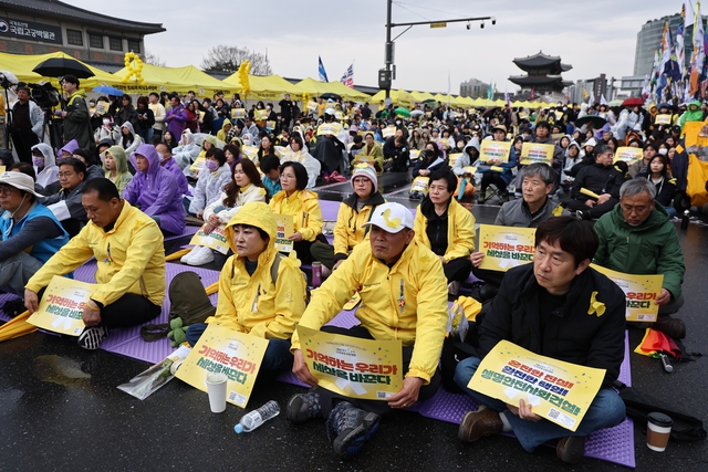 11 năm sau thảm kịch chìm phà Sewol: 304 sinh mạng mãi ra đi và những vết cắt đau đớn không thể nguôi ngoai- Ảnh 7. 11 năm sau thảm kịch chìm phà Sewol: 304 sinh mạng mãi ra đi và những vết cắt đau đớn không thể nguôi ngoai- Ảnh 7.