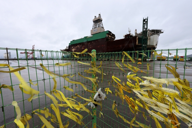 11 năm sau thảm kịch chìm phà Sewol: 304 sinh mạng mãi ra đi và những vết cắt đau đớn không thể nguôi ngoai- Ảnh 4. 11 năm sau thảm kịch chìm phà Sewol: 304 sinh mạng mãi ra đi và những vết cắt đau đớn không thể nguôi ngoai- Ảnh 4.