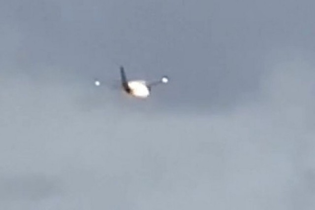 Kinh hoàng: Động cơ máy bay chở 159 người bốc cháy ngùn ngụt, rung lắc mạnh giữa không trung, phi công phải hạ cánh khẩn cấp- Ảnh 2. Kinh hoàng: Động cơ máy bay chở 159 người bốc cháy ngùn ngụt, rung lắc mạnh giữa không trung, phi công phải hạ cánh khẩn cấp- Ảnh 2.