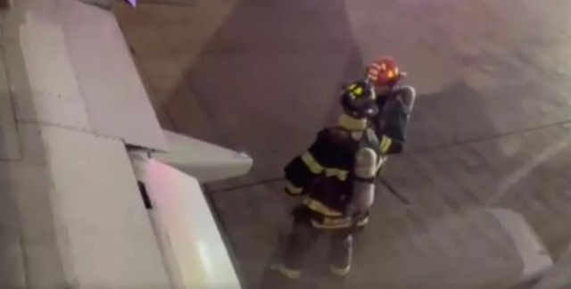 Kinh hoàng: Động cơ máy bay chở 159 người bốc cháy ngùn ngụt, rung lắc mạnh giữa không trung, phi công phải hạ cánh khẩn cấp- Ảnh 4. Kinh hoàng: Động cơ máy bay chở 159 người bốc cháy ngùn ngụt, rung lắc mạnh giữa không trung, phi công phải hạ cánh khẩn cấp- Ảnh 4.