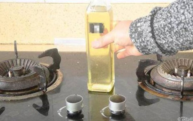 Dầu ăn để sai chỗ, nhà bếp hóa "bom hẹn giờ", sửa gấp 5 sai lầm trước khi điều xấu xảy ra!- Ảnh 1. Dầu ăn để sai chỗ, nhà bếp hóa "bom hẹn giờ", sửa gấp 5 sai lầm trước khi điều xấu xảy ra!- Ảnh 1.