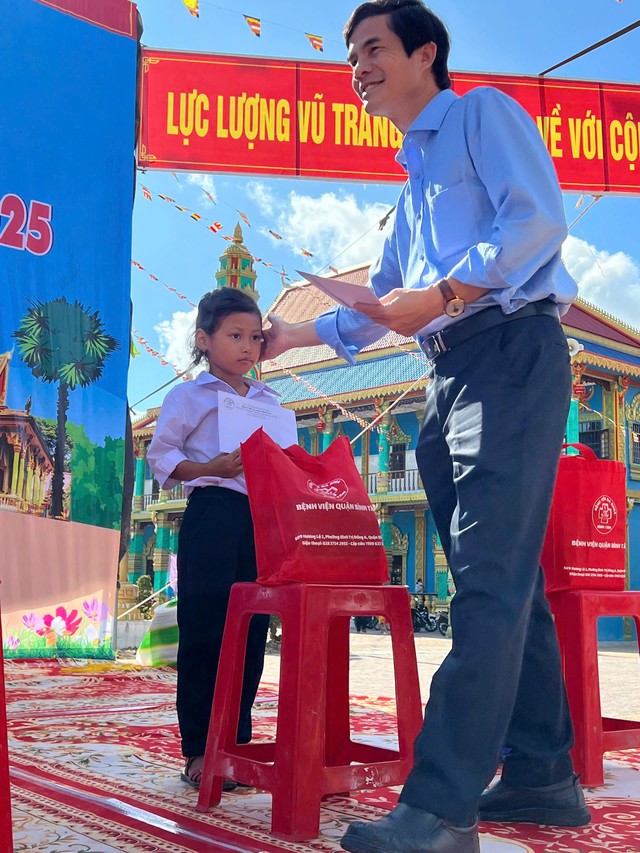 Ấm áp tình người: BV Bình Tân chung tay khám chữa bệnh và trao quà ở Sóc Trăng- Ảnh 2. Ấm áp tình người: BV Bình Tân chung tay khám chữa bệnh và trao quà ở Sóc Trăng- Ảnh 2.