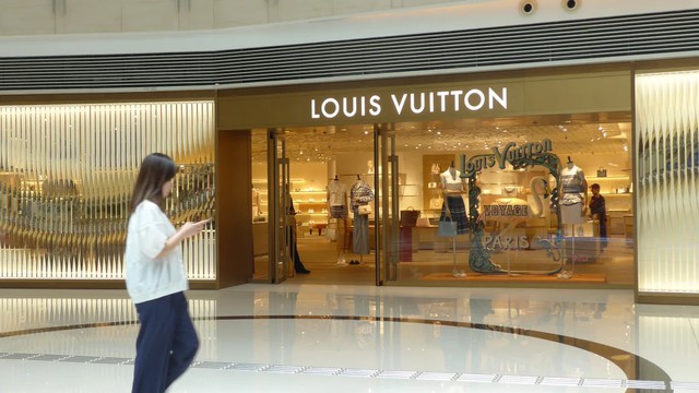 Gen Z Trung Quốc quay lưng với hàng hiệu, thời của "bản dupe" lên ngôi?- Ảnh 8. Gen Z Trung Quốc quay lưng với hàng hiệu, thời của "bản dupe" lên ngôi?- Ảnh 8.