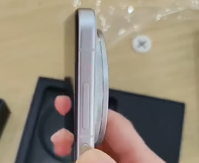 Mở hộp vivo X200 Ultra: "Máy ảnh biết nghe gọi" với cụm camera siêu lồi, có phiên bản hợp tác cùng... hãng vali- Ảnh 2. Mở hộp vivo X200 Ultra: "Máy ảnh biết nghe gọi" với cụm camera siêu lồi, có phiên bản hợp tác cùng... hãng vali- Ảnh 2.