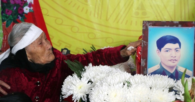 'Chiến tranh lấy của ông một bên chân, nhưng không lấy được lời hứa của ông với bà' - Tình yêu thời khói lửa của những cựu chiến binh khiến người trẻ ngưỡng mộ- Ảnh 7.