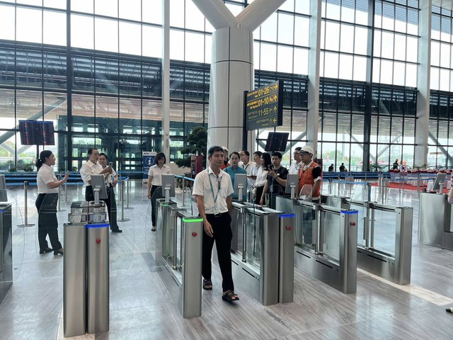 Bên trong Nhà ga hành khách hiện đại nhất Việt Nam, chuyến bay khai trương chính thức cất cánh- Ảnh 4. Bên trong Nhà ga hành khách hiện đại nhất Việt Nam, chuyến bay khai trương chính thức cất cánh- Ảnh 4.