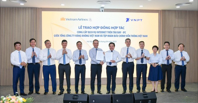 Chuyến bay của "chim sắt" Airbus A350 sẽ có internet sau cái bắt tay của 2 ông lớn - Ảnh 1. Chuyến bay của "chim sắt" Airbus A350 sẽ có internet sau cái bắt tay của 2 ông lớn - Ảnh 1.