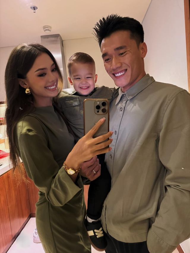 Vợ mẫu t&acirc;y B&ugrave;i Tiến Dũng khoe vai trần đẹp cực đỉnh khi đi diễn, kh&aacute;c hẳn l&uacute;c ở nh&agrave; với chồng cầu thủ- Ảnh 10.