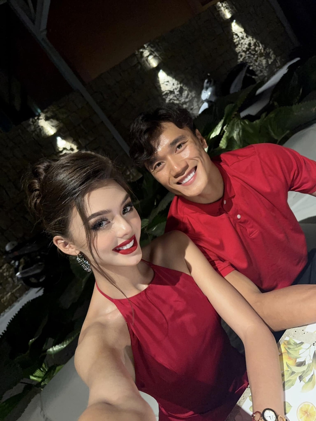 Vợ mẫu t&acirc;y B&ugrave;i Tiến Dũng khoe vai trần đẹp cực đỉnh khi đi diễn, kh&aacute;c hẳn l&uacute;c ở nh&agrave; với chồng cầu thủ- Ảnh 9.