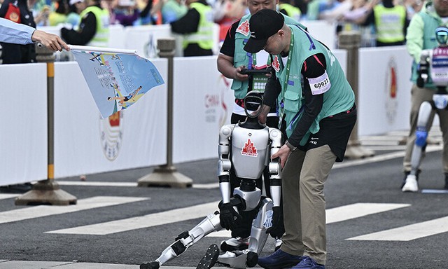 Lần đầu tiên, robot hình người tham gia giải chạy marathon đã khiến các vận động viên Trung Quốc phải hít khói- Ảnh 4. Lần đầu tiên, robot hình người tham gia giải chạy marathon đã khiến các vận động viên Trung Quốc phải hít khói- Ảnh 4.