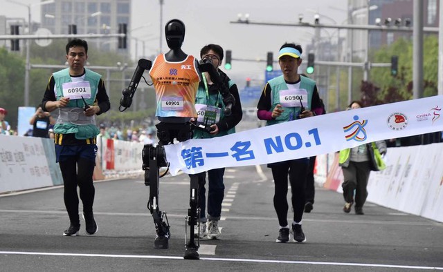 Lần đầu tiên, robot hình người tham gia giải chạy marathon đã khiến các vận động viên Trung Quốc phải hít khói- Ảnh 3. Lần đầu tiên, robot hình người tham gia giải chạy marathon đã khiến các vận động viên Trung Quốc phải hít khói- Ảnh 3.
