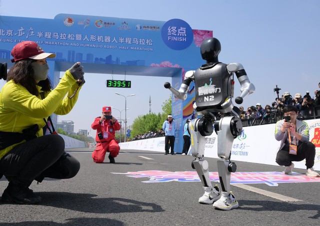Lần đầu tiên, robot hình người tham gia giải chạy marathon đã khiến các vận động viên Trung Quốc phải hít khói- Ảnh 6. Lần đầu tiên, robot hình người tham gia giải chạy marathon đã khiến các vận động viên Trung Quốc phải hít khói- Ảnh 6.