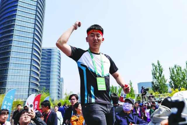 Lần đầu tiên, robot hình người tham gia giải chạy marathon đã khiến các vận động viên Trung Quốc phải hít khói- Ảnh 7. Lần đầu tiên, robot hình người tham gia giải chạy marathon đã khiến các vận động viên Trung Quốc phải hít khói- Ảnh 7.