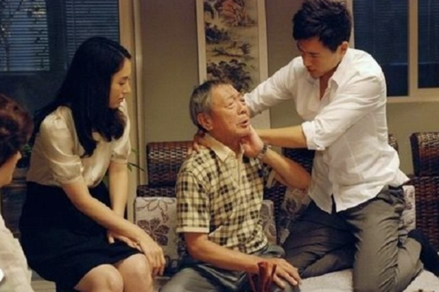 Ngày giá vàng lập đỉnh, con dâu đem hết tiền trong nhà đi mua vàng, bố chồng vội can: "Cô đang làm gì vậy?"- Ảnh 1. Ngày giá vàng lập đỉnh, con dâu đem hết tiền trong nhà đi mua vàng, bố chồng vội can: "Cô đang làm gì vậy?"- Ảnh 1.