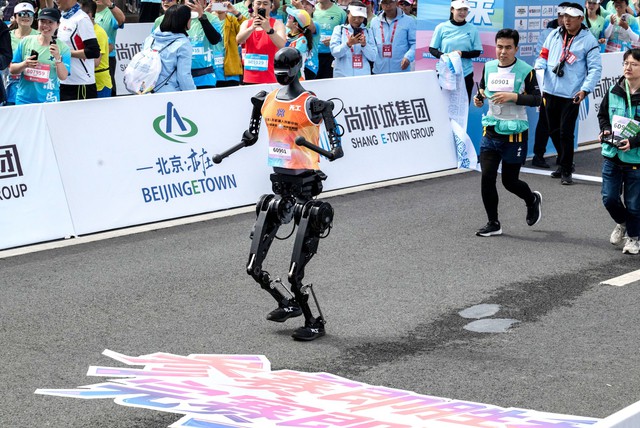 Lần đầu tiên, robot hình người tham gia giải chạy marathon đã khiến các vận động viên Trung Quốc phải hít khói- Ảnh 1. Lần đầu tiên, robot hình người tham gia giải chạy marathon đã khiến các vận động viên Trung Quốc phải hít khói- Ảnh 1.