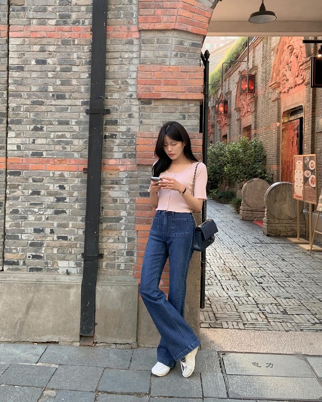 Vượt mặt áo thun, đây là mẫu áo "hot" nhất hiện tại với 10 cách mặc sang xịn xuất sắc- Ảnh 4. Vượt mặt áo thun, đây là mẫu áo "hot" nhất hiện tại với 10 cách mặc sang xịn xuất sắc- Ảnh 4.