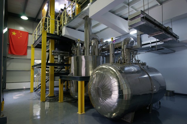 Đi sau Mỹ 80 năm nhưng Trung Quốc vừa khởi động lò phản ứng hạt nhân Thorium đầu tiên trên thế giới, tổng công trình sư của họ nói: "Thỏ trở nên lười biếng là lúc Rùa nắm bắt cơ hội"- Ảnh 1. Đi sau Mỹ 80 năm nhưng Trung Quốc vừa khởi động lò phản ứng hạt nhân Thorium đầu tiên trên thế giới, tổng công trình sư của họ nói: "Thỏ trở nên lười biếng là lúc Rùa nắm bắt cơ hội"- Ảnh 1.