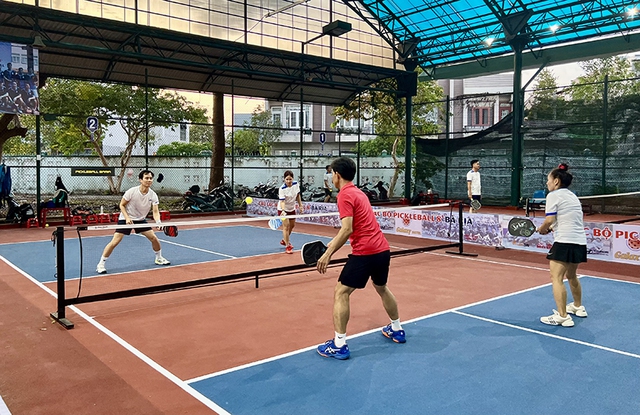 Thanh niên gãy loạt xương sườn do chơi pickleball: ‘Bác sĩ triệu view’ cảnh báo chấn thương nguy hiểm bắt nguồn từ những nguyên nhân nhiều người mắc phải- Ảnh 2. Thanh niên gãy loạt xương sườn do chơi pickleball: ‘Bác sĩ triệu view’ cảnh báo chấn thương nguy hiểm bắt nguồn từ những nguyên nhân nhiều người mắc phải- Ảnh 2.