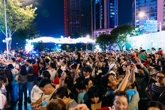 Không khí sục sôi trước thềm “concert quốc gia” 30/4: Già trẻ lớn bé cùng mở lớp luyện thanh “cây nhà lá vườn” cực dễ thương!- Ảnh 6. Không khí sục sôi trước thềm “concert quốc gia” 30/4: Già trẻ lớn bé cùng mở lớp luyện thanh “cây nhà lá vườn” cực dễ thương!- Ảnh 6.