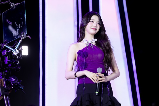 Netizen Hàn trầm trồ trước độ nổi tiếng của Jang Wonyoung tại Việt Nam: “Xinh đẹp đúng là sức mạnh”- Ảnh 12. Netizen Hàn trầm trồ trước độ nổi tiếng của Jang Wonyoung tại Việt Nam: “Xinh đẹp đúng là sức mạnh”- Ảnh 12.
