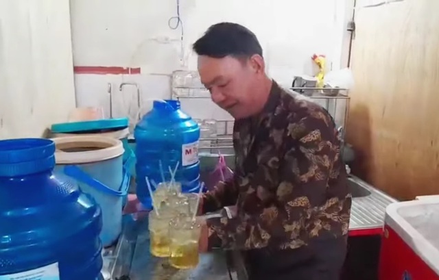 Nam nghệ sĩ làm bưng bê quán cơm: "Tôi mua miếng đất đó không phải xây nhà mà xây mộ cho tôi"- Ảnh 1. Nam nghệ sĩ làm bưng bê quán cơm: "Tôi mua miếng đất đó không phải xây nhà mà xây mộ cho tôi"- Ảnh 1.