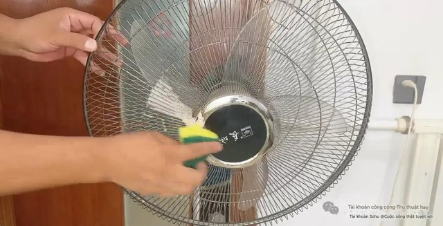 5 phút vệ sinh quạt điện không cần tháo khung, phụ nữ cũng làm "ngon lành", sạch bong như mới- Ảnh 4. 5 phút vệ sinh quạt điện không cần tháo khung, phụ nữ cũng làm "ngon lành", sạch bong như mới- Ảnh 4.
