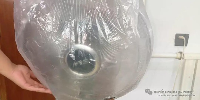 5 phút vệ sinh quạt điện không cần tháo khung, phụ nữ cũng làm "ngon lành", sạch bong như mới- Ảnh 6. 5 phút vệ sinh quạt điện không cần tháo khung, phụ nữ cũng làm "ngon lành", sạch bong như mới- Ảnh 6.