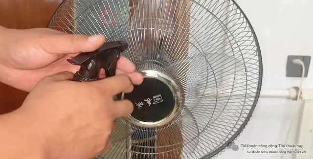5 phút vệ sinh quạt điện không cần tháo khung, phụ nữ cũng làm "ngon lành", sạch bong như mới- Ảnh 5. 5 phút vệ sinh quạt điện không cần tháo khung, phụ nữ cũng làm "ngon lành", sạch bong như mới- Ảnh 5.