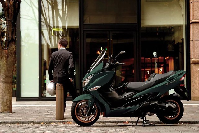 Suzuki bất ngờ ra mắt mẫu xe tay ga khiến nhiều người phải 'yêu' ngay từ cái nhìn đầu tiên- Ảnh 1. Suzuki bất ngờ ra mắt mẫu xe tay ga khiến nhiều người phải 'yêu' ngay từ cái nhìn đầu tiên- Ảnh 1.