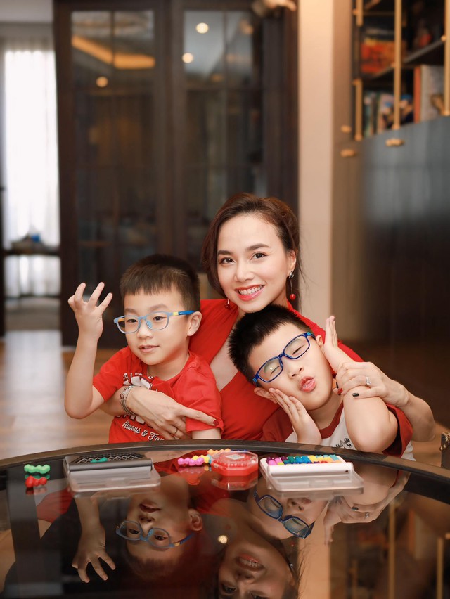 Hai quý tử nhà "đạo diễn trăm tỷ" và phú bà Vbiz: Có tên cực ấn tượng, 5 tuổi đã sở hữu khả năng khiến ai cũng ngạc nhiên- Ảnh 1. Hai quý tử nhà "đạo diễn trăm tỷ" và phú bà Vbiz: Có tên cực ấn tượng, 5 tuổi đã sở hữu khả năng khiến ai cũng ngạc nhiên- Ảnh 1.