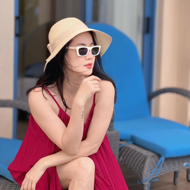 Clip cực hot của sao nữ ngoài 40: Chỉ bước đi mà sang cả khung hình, dân mạng trầm trồ chi tiết trên cúc áo- Ảnh 5. Clip cực hot của sao nữ ngoài 40: Chỉ bước đi mà sang cả khung hình, dân mạng trầm trồ chi tiết trên cúc áo- Ảnh 5.