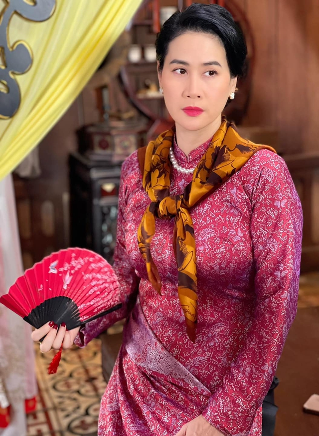 Clip cực hot của sao nữ ngoài 40: Chỉ bước đi mà sang cả khung hình, dân mạng trầm trồ chi tiết trên cúc áo- Ảnh 8. Clip cực hot của sao nữ ngoài 40: Chỉ bước đi mà sang cả khung hình, dân mạng trầm trồ chi tiết trên cúc áo- Ảnh 8.