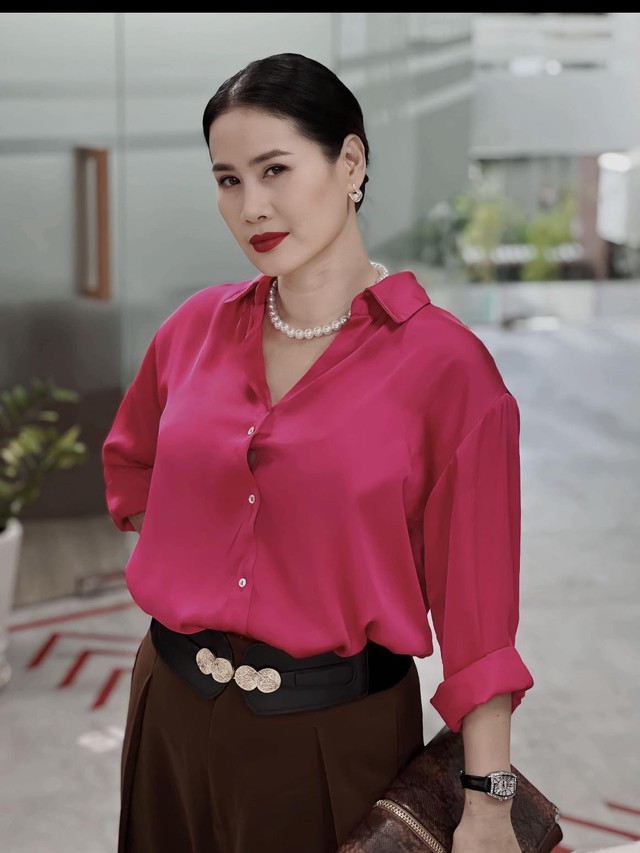 Clip cực hot của sao nữ ngoài 40: Chỉ bước đi mà sang cả khung hình, dân mạng trầm trồ chi tiết trên cúc áo- Ảnh 7. Clip cực hot của sao nữ ngoài 40: Chỉ bước đi mà sang cả khung hình, dân mạng trầm trồ chi tiết trên cúc áo- Ảnh 7.