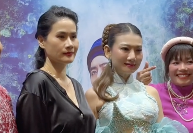 Clip cực hot của sao nữ ngoài 40: Chỉ bước đi mà sang cả khung hình, dân mạng trầm trồ chi tiết trên cúc áo- Ảnh 3. Clip cực hot của sao nữ ngoài 40: Chỉ bước đi mà sang cả khung hình, dân mạng trầm trồ chi tiết trên cúc áo- Ảnh 3.