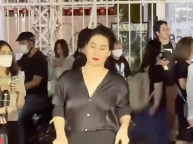 Clip cực hot của sao nữ ngoài 40: Chỉ bước đi mà sang cả khung hình, dân mạng trầm trồ chi tiết trên cúc áo- Ảnh 1. Clip cực hot của sao nữ ngoài 40: Chỉ bước đi mà sang cả khung hình, dân mạng trầm trồ chi tiết trên cúc áo- Ảnh 1.