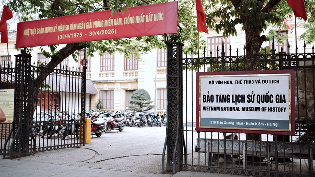Hà Nội hừng hực không khí dịp 30/4: Ký ức Trường Sơn sống dậy ở Hỏa Lò, loạt bảo tàng kể hành trình thống nhất qua hàng trăm hiện vật lịch sử- Ảnh 1. Hà Nội hừng hực không khí dịp 30/4: Ký ức Trường Sơn sống dậy ở Hỏa Lò, loạt bảo tàng kể hành trình thống nhất qua hàng trăm hiện vật lịch sử- Ảnh 1.