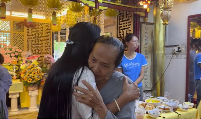 Mẹ Quý Bình bật khóc, ôm chặt một nữ NSƯT từ Mỹ mới về- Ảnh 1. Mẹ Quý Bình bật khóc, ôm chặt một nữ NSƯT từ Mỹ mới về- Ảnh 1.