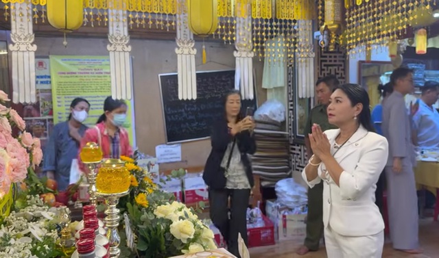 Mẹ Quý Bình bật khóc, ôm chặt một nữ NSƯT từ Mỹ mới về- Ảnh 2. Mẹ Quý Bình bật khóc, ôm chặt một nữ NSƯT từ Mỹ mới về- Ảnh 2.
