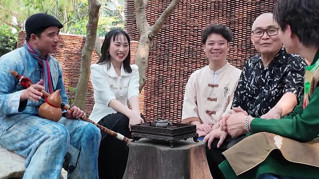 Xuân Hinh nói thẳng với A Páo: "Bố với mày hơi thiệt thòi"- Ảnh 1. Xuân Hinh nói thẳng với A Páo: "Bố với mày hơi thiệt thòi"- Ảnh 1.