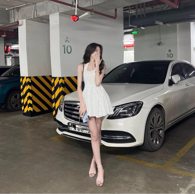 Lái chiếc xe rẻ nhất trong nhà là Mercedes-Benz C300 đi làm, cô gái bị soi mói đến mức phải thốt ra 1 câu uất ức- Ảnh 1. Lái chiếc xe rẻ nhất trong nhà là Mercedes-Benz C300 đi làm, cô gái bị soi mói đến mức phải thốt ra 1 câu uất ức- Ảnh 1.